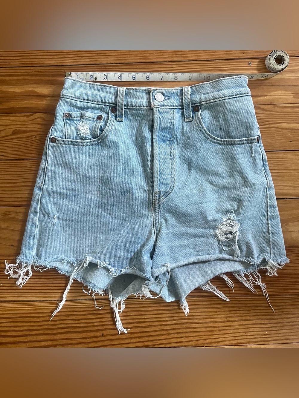 Levi’s Ribcage Shorts - Picture 3 of 5